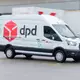 Nicht nur die gelb-roten DHL-Transporter sind omnipräsent in Deutschlands Städten, sondern auch die weiß-roten Transporter vom Wettbewerber DPD. (Archivbild) - Bild: Rolf Vennenbernd/dpa