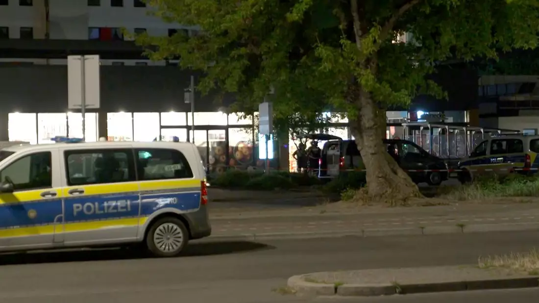 In einem Berliner Supermarkt läuft eine Geiselnahme.  - Bild: Marco Porzig/dpa