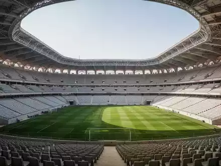 Ein riesiges, modernes, leeres Fußballstadion mit 115.000 Plätzen in Casablanca, Marokko, unter klarem Himmel. - Foto: über boerse-global.de