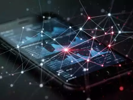 Ein stilisiertes, leuchtendes Netzwerk von Linien und Knoten, das mobile Malware darstellt, überlagert ein Smartphone mit abstrakten Daten. - Foto: über boerse-global.de