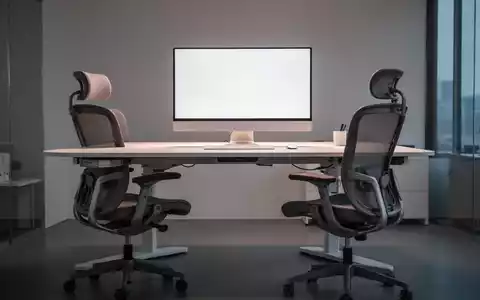 Ein moderner, ergonomischer Büroschreibtisch mit höhenverstellbarem Schreibtisch und ergonomischem Stuhl in einem hellen Büro. - Foto: über boerse-global.de