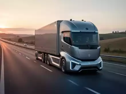 Autonomer LKW der Zukunft auf Autobahn bei Dämmerung ohne Fahrer, Symbol für moderne Logistik. - Foto: über boerse-global.de