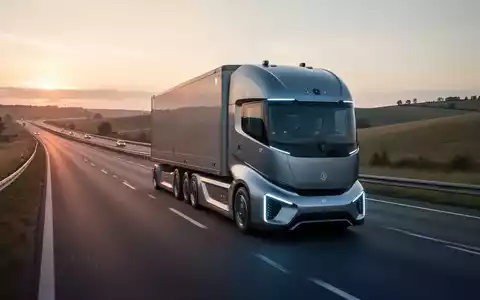 Autonomer LKW der Zukunft auf Autobahn bei Dämmerung ohne Fahrer, Symbol für moderne Logistik. - Foto: über boerse-global.de