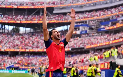 Schon wieder Matchwinner: Mikel Merino traf zum 2:1. - Foto: Mark J. Terrill/AP/dpa
