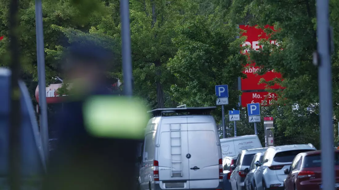 Der Supermarkt ist großräumig abgesperrt. - Bild: Carsten Koall/dpa