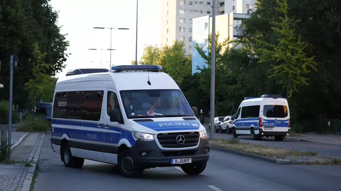 Die Polizei steht in Kontakt mit dem Täter. - Bild: Carsten Koall/dpa