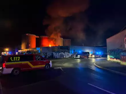 FW-DO: Brennender Metallschrott im Dortmunder Hafen - Foto: presseportal.de
