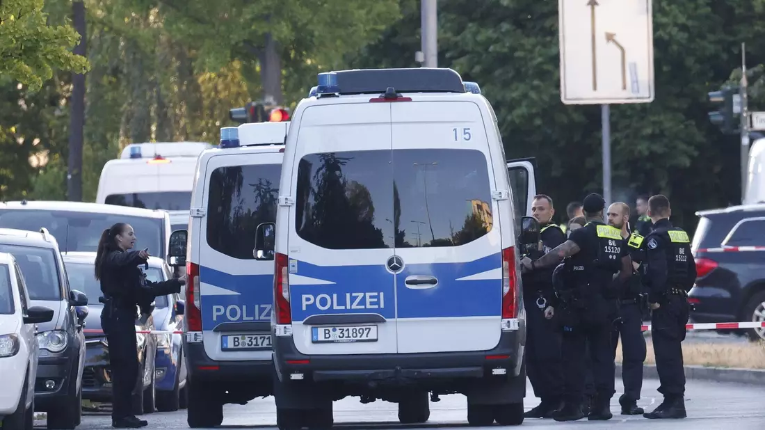 Die Polizei ist in der Nähe einer Geiselnahme in einem Supermarkt im Einsatz. - Bild: Carsten Koall/dpa