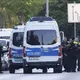 Die Polizei ist in der Nähe einer Geiselnahme in einem Supermarkt im Einsatz. - Bild: Carsten Koall/dpa