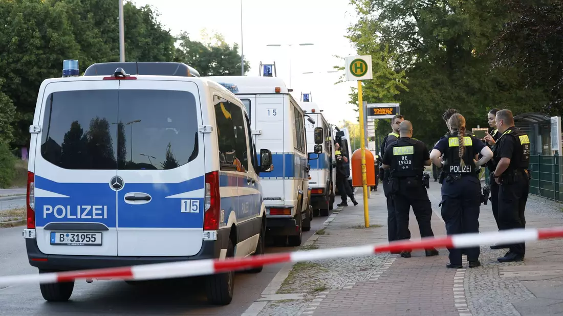Polizisten sind in der Nähe einer Geiselnahme in einem Supermarkt im Einsatz. - Bild: Carsten Koall/dpa