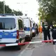 Polizisten sind in der Nähe einer Geiselnahme in einem Supermarkt im Einsatz. - Bild: Carsten Koall/dpa