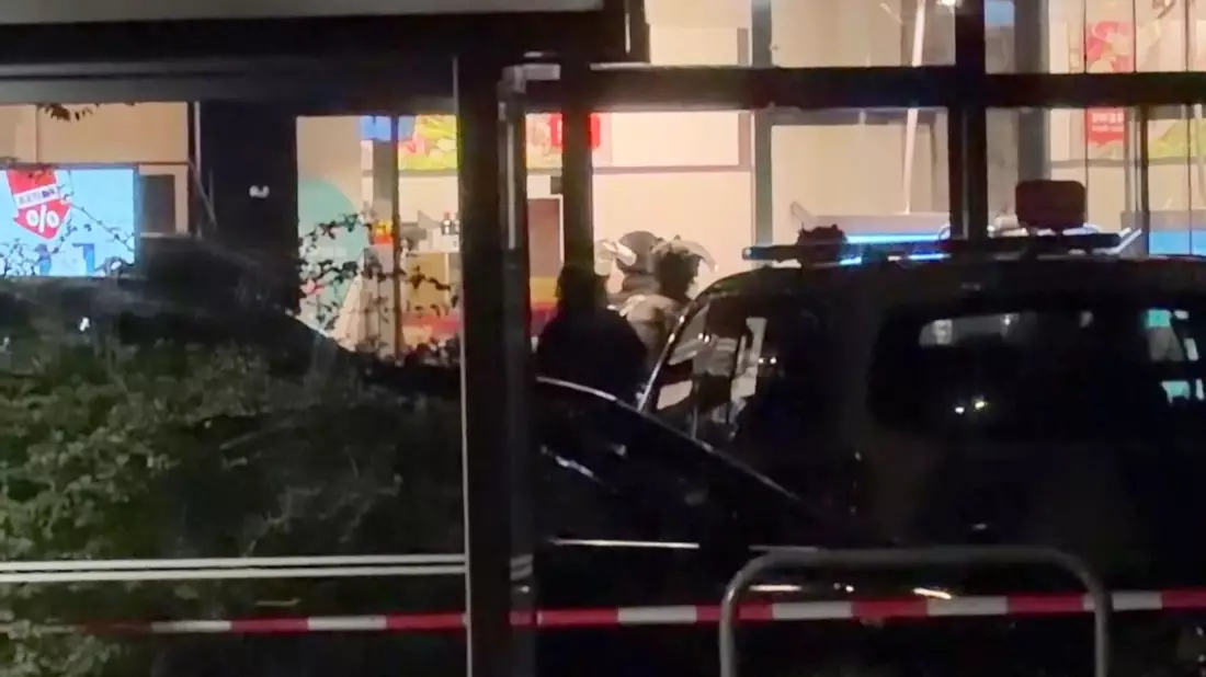 Der Supermarkt ist großräumig abgesperrt. - Bild: Marco Porzig/dpa