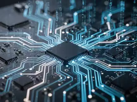 Nahaufnahme einer leuchtenden digitalen Platine mit Datenströmen, die Cloud-Computing, Systemwiederherstellung und technologische Innovation symbolisiert. - Foto: über boerse-global.de
