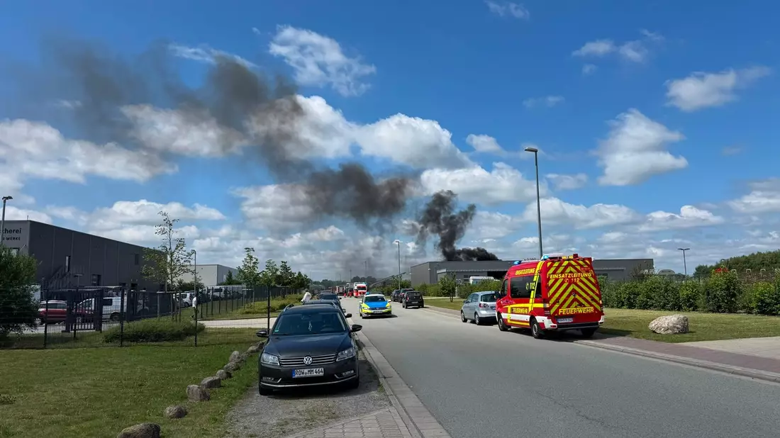 POL-ROW: Brand einer Lagerhalle im Industriegebiet - Bild: presseportal.de