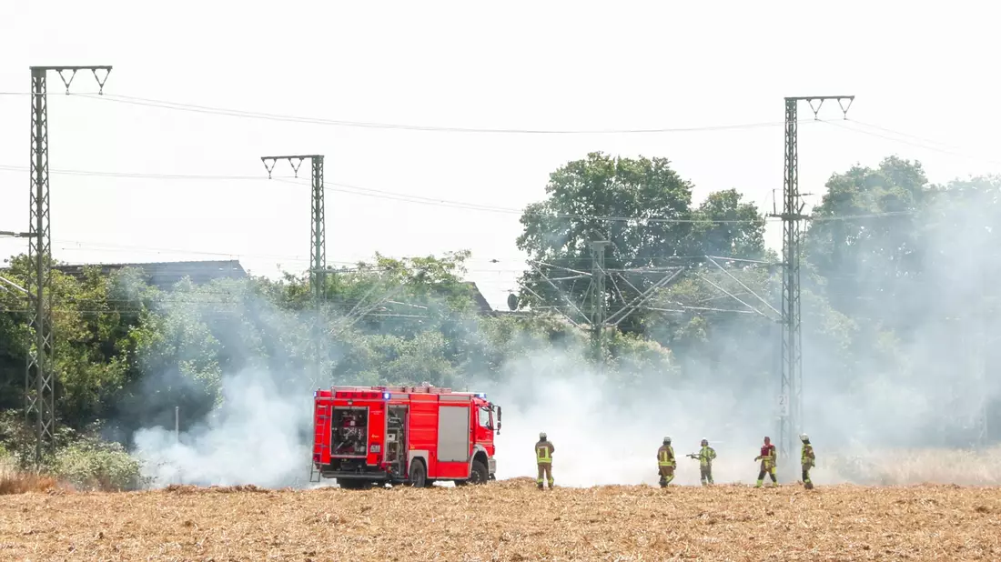 Nach dem Brand ist die Bahnstrecke noch immer gesperrt. - Bild: Patrick Schüller/dpa