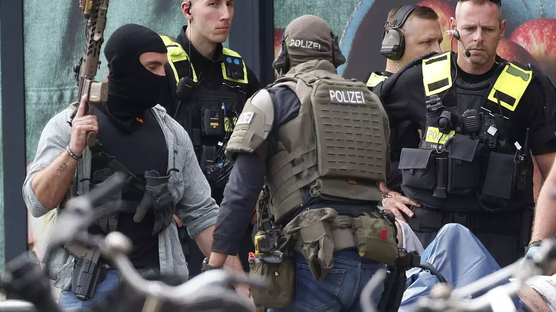 Schusswaffen kamen beim Zugriff nicht zum Einsatz. - Bild: Carsten Koall/dpa