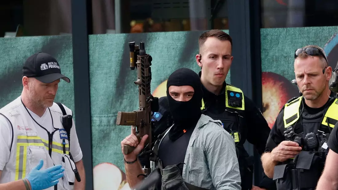 Neben einem Spezialeinsatzkommando (SEK) waren zahlreiche Polizeifahrzeuge, Rettungswagen und die Feuerwehr vor Ort. - Bild: Carsten Koall/dpa