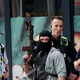 Neben einem Spezialeinsatzkommando (SEK) waren zahlreiche Polizeifahrzeuge, Rettungswagen und die Feuerwehr vor Ort. - Bild: Carsten Koall/dpa