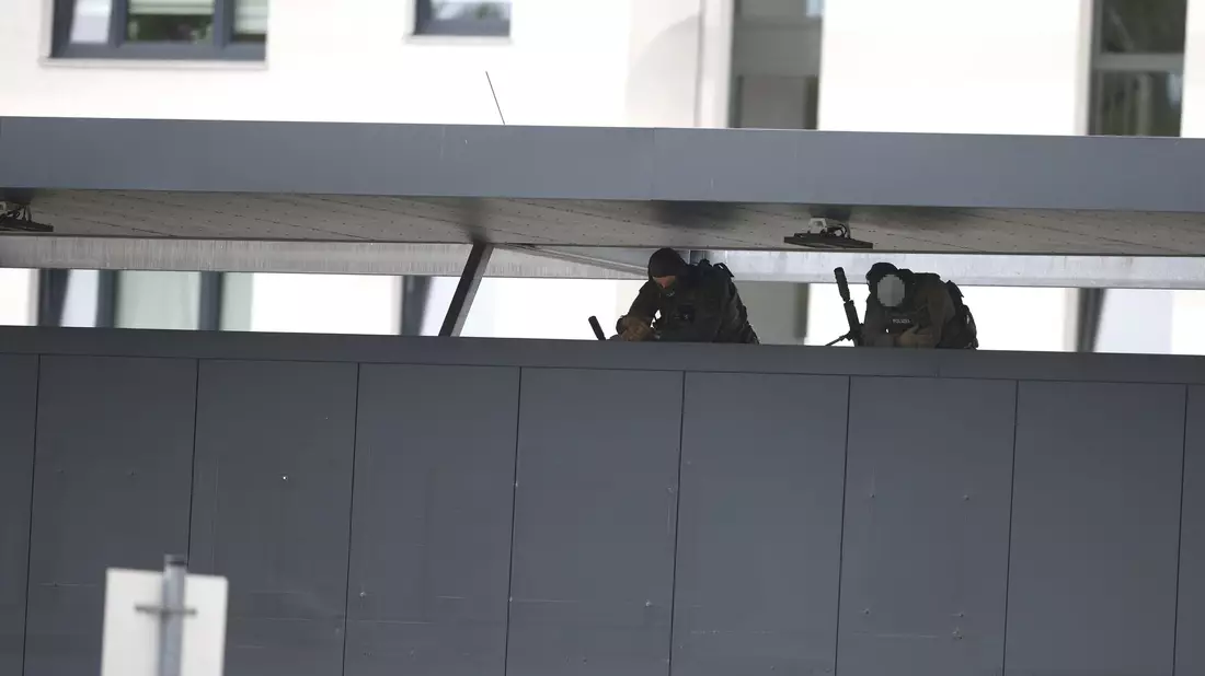 Auch Scharfschützen der Polizei waren bei der Geiselnahme beteiligt. - Bild: Carsten Koall/dpa
