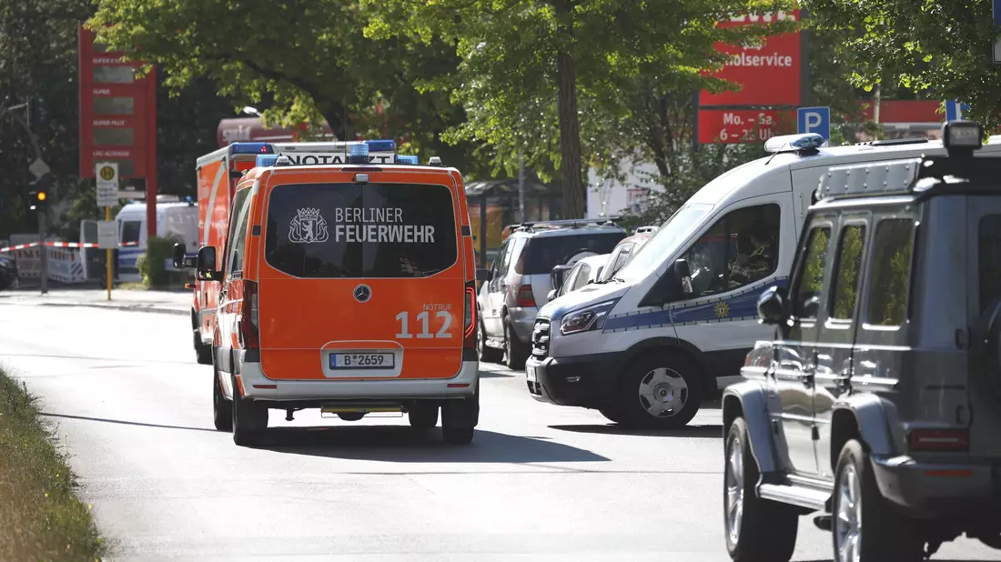 Sowohl die Geisel als auch der Geiselnehmer kamen in ein Krankenhaus. - Bild: Carsten Koall/dpa