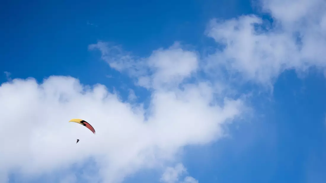 Gleitschirmfliegen ist besonders im Sommer ein beliebter Sport. (Symboldbild) - Bild: Nicolas Armer/dpa