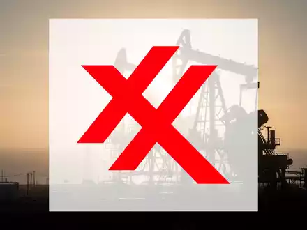 Eine dramatische Silhouette einer Ölplattform vor einem weitläufigen, dunstigen Horizont bei Sonnenuntergang, die Investitionen im Energiesektor darstellt. - Foto: über boerse-global.de