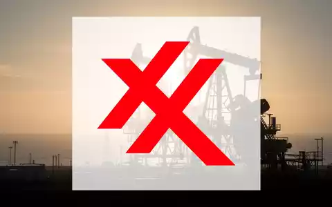Eine dramatische Silhouette einer Ölplattform vor einem weitläufigen, dunstigen Horizont bei Sonnenuntergang, die Investitionen im Energiesektor darstellt. - Foto: über boerse-global.de