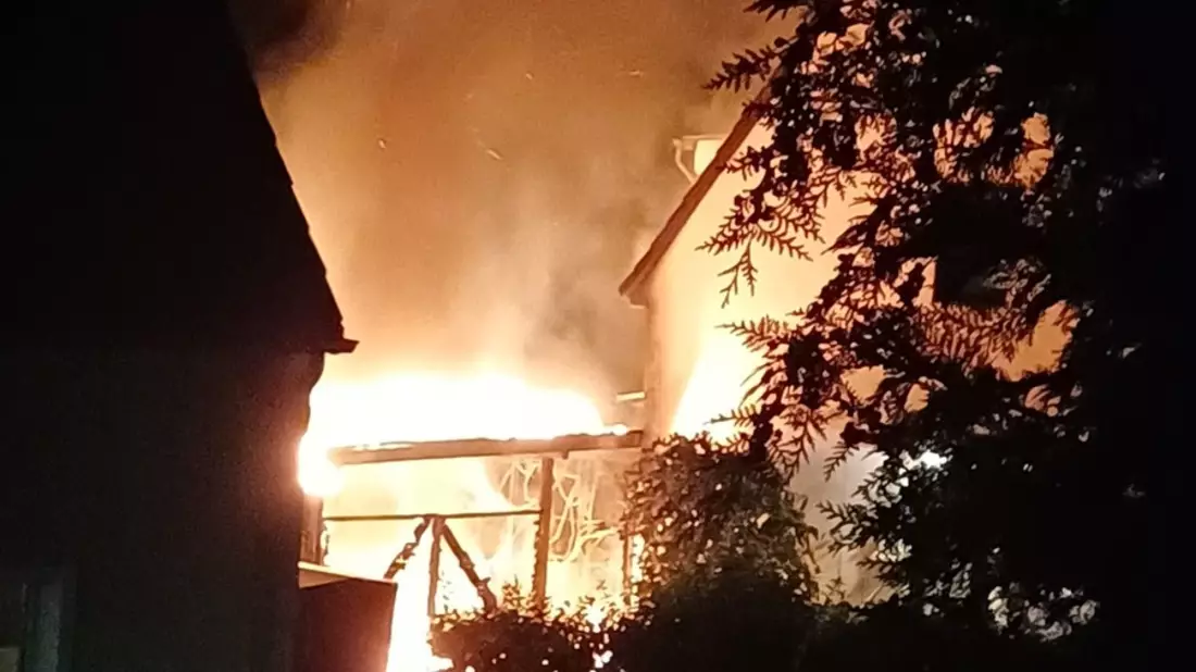 FW Ratingen: Carportbrand in Ratingen-Lintorf - Bild: presseportal.de