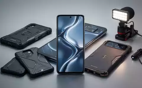 Ein modernes Smartphone umgeben von Zubehör wie robusten Hüllen, einer Hülle mit Bildschirm und einem Vlogging-Setup. - Foto: über boerse-global.de