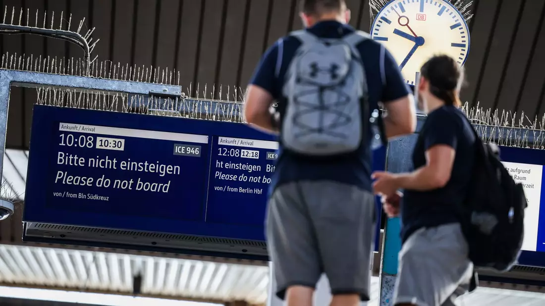 Es ist unklar, wann die Strecke wieder freigegeben wird. - Bild: Christoph Reichwein/dpa