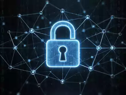 Ein stilisiertes, leuchtend blaues Vorhängeschloss-Symbol über einem digitalen Netzwerk von verbundenen Knoten und Linien. - Foto: über boerse-global.de