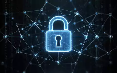 Ein stilisiertes, leuchtend blaues Vorhängeschloss-Symbol über einem digitalen Netzwerk von verbundenen Knoten und Linien. - Foto: über boerse-global.de