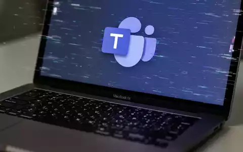 Nahaufnahme einer MacBook-Tastatur mit glitchigem Microsoft Teams-Logo auf dem Bildschirm, das Softwarefehler symbolisiert. - Foto: über boerse-global.de