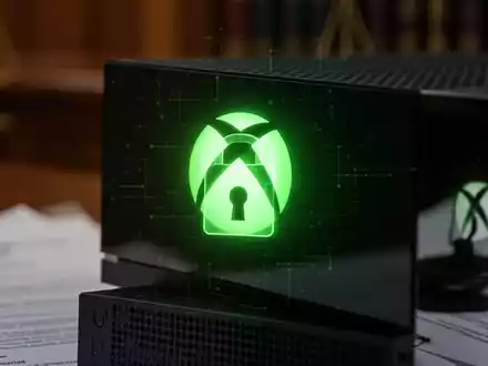 Leuchtend grünes Xbox-Logo auf Konsole mit digitalem Vorhängeschloss-Symbol, das eine Klage wegen Kontosperrung und digitalem Eigentum symbolisiert. - Foto: über boerse-global.de