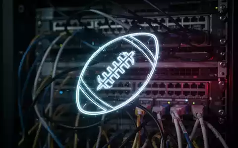 Leuchtendes digitales Fußball-Symbol vor verschwommenen Server-Racks, symbolisiert Cyberangriff auf Fußballverband. - Foto: über boerse-global.de