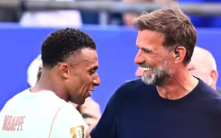 Omnipräsent bei der WM: Jürgen Klopp mit Frankreichs Topstar Kylian Mbappé.   - Foto: Tom Weller/dpa