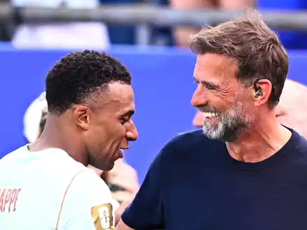 Omnipräsent bei der WM: Jürgen Klopp mit Frankreichs Topstar Kylian Mbappé.   - Foto: Tom Weller/dpa