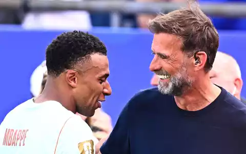 Omnipräsent bei der WM: Jürgen Klopp mit Frankreichs Topstar Kylian Mbappé.   - Foto: Tom Weller/dpa