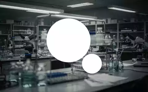 Abstrakte Darstellung eines Labors in gedämpften Farben, die Unsicherheit und Rückgang im Biotechnologie-Sektor symbolisiert. - Foto: über boerse-global.de