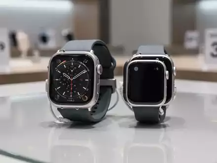 Zwei Apple Watches, eine Ultra 3 und eine SE 3, auf einer sauberen Oberfläche, die Design- und Größenunterschiede zeigen. - Foto: über boerse-global.de