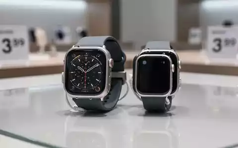 Zwei Apple Watches, eine Ultra 3 und eine SE 3, auf einer sauberen Oberfläche, die Design- und Größenunterschiede zeigen. - Foto: über boerse-global.de