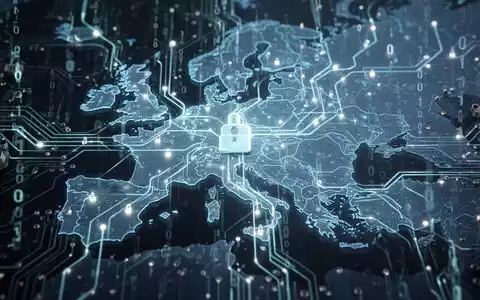 Leuchtende Platine mit Europakarte, Symbol für digitale Souveränität und sichere Daten. Abstrakte Binärcode-Elemente. - Foto: über boerse-global.de