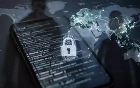 Nahaufnahme eines Smartphone-Bildschirms mit verschwommenem Code und einem stilisierten Fingerabdruck oder Schloss-Symbol, im Hintergrund eine angedeutete Weltkarte. - Foto: über boerse-global.de