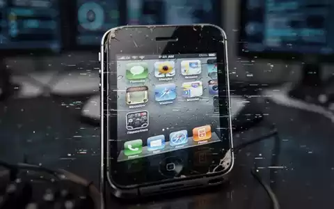 Nahaufnahme eines älteren iPhone-Modells mit Retro-iOS-Oberfläche und digitalen Glitch-Effekten, die auf ein technisches Problem hindeuten. - Foto: über boerse-global.de