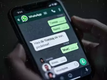 Nahaufnahme eines Smartphone-Bildschirms mit einer betrügerischen WhatsApp-Nachricht oder einem verdächtigen Benutzernamen. Hände halten das Gerät. - Foto: über boerse-global.de