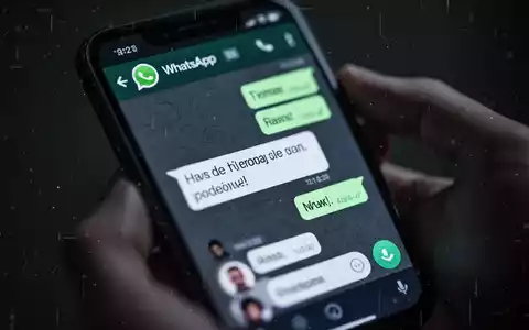 Nahaufnahme eines Smartphone-Bildschirms mit einer betrügerischen WhatsApp-Nachricht oder einem verdächtigen Benutzernamen. Hände halten das Gerät. - Foto: über boerse-global.de