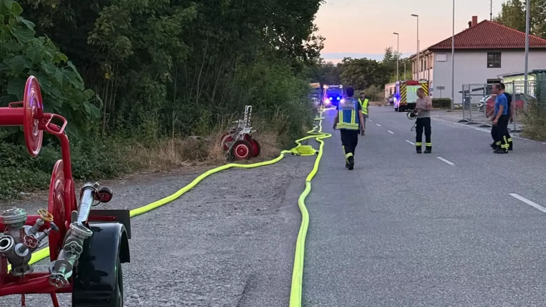 Feuerwehr Weil: Feuerwehr stoppt Gefahrstoffaustritt im Umschlagbahnhof Weil am Rhein - Bild: presseportal.de