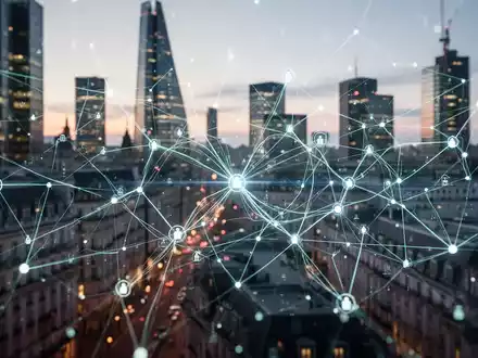 Ein stilisiertes Netzwerk aus leuchtenden digitalen Linien und Knoten, das eine komplexe Holdingstruktur darstellt, über einer Stadtansicht bei Dämmerung. - Foto: über boerse-global.de