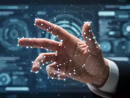 Menschliche Hand mit Geste, überlagert von digitalen Linien und Punkten, die biometrische Analyse zur sicheren Verifikation andeutet. - Foto: über boerse-global.de