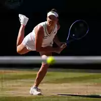 Linda Noskova feiert in Wimbledon ihren ersten Grand-Slam-Titel. - Foto: Mike Egerton/PA Wire/dpa